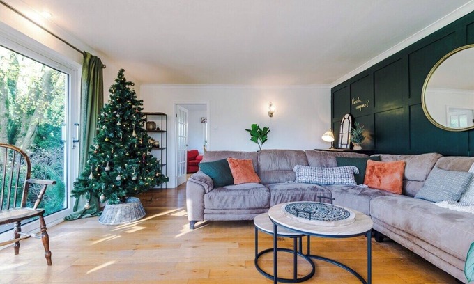 Buxton Casa | Peak retreat, sleeps 13 - fun, fires & friends