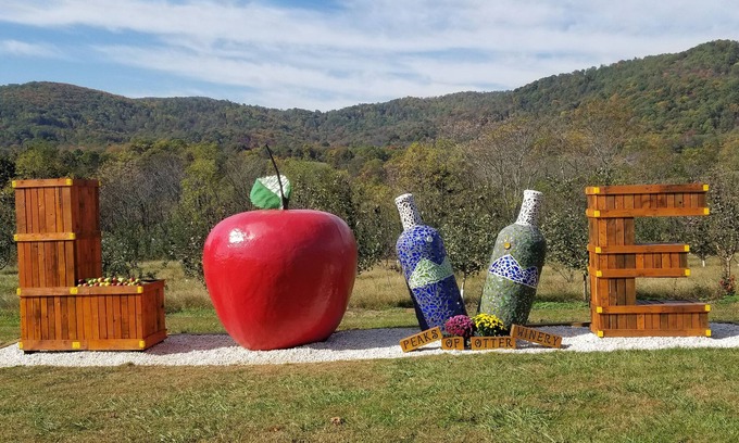 Peaks Otro | Casa de campo del siglo XIX en la bodega Peaks of Otter en Blue Ridge Mountains
