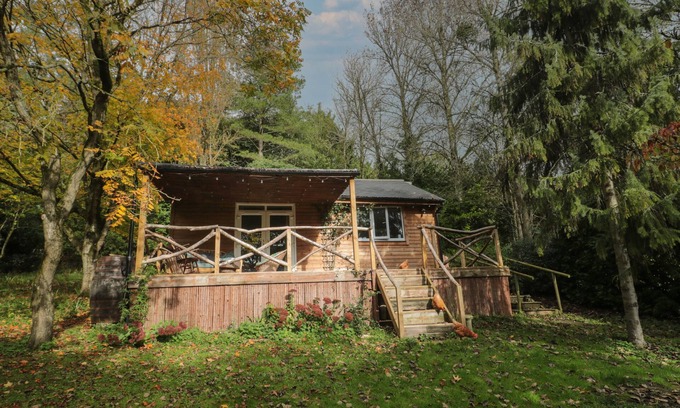 Langport Cabaña | PEAR TREE LODGE, pet friendly, with open fire in Langport