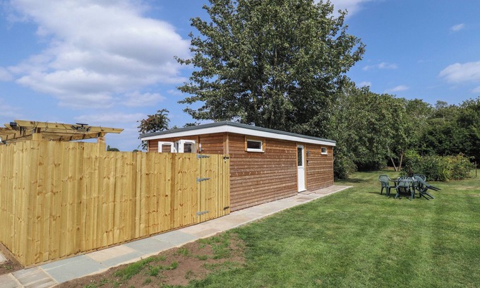 Alford Cabaña | PEAR TREE LODGE, pet friendly, with a garden in Huttoft