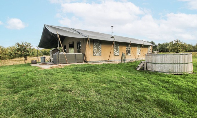Bewdley Cabaña | PEAR TREES, pet friendly, with hot tub in Bewdley