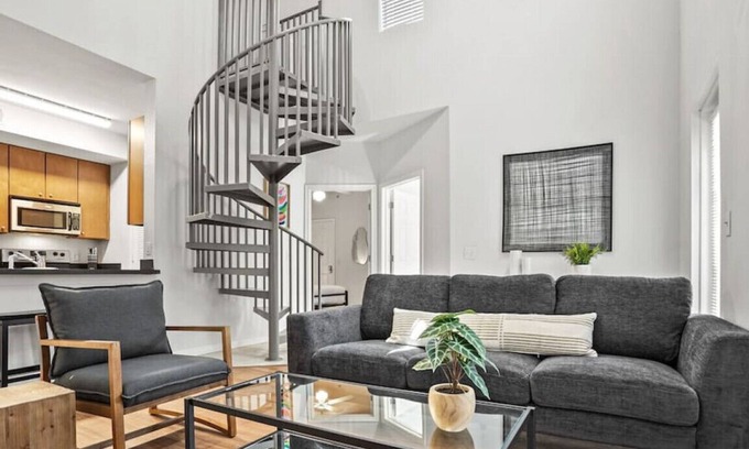 Pemberton Heights Apartamento | Spiral Stairs to Loft Bedroom + Balcony with Shade