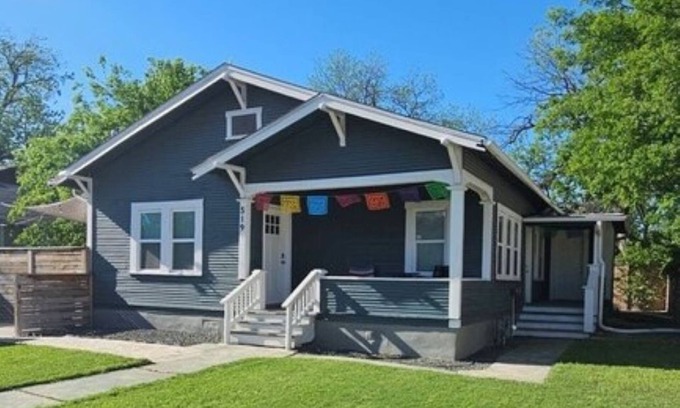Tobin Hill Casa | Pet friendly San Antonio 3br house near Pearl zoo downtown museums Riverwalk