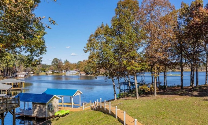Henrico Casa | Pearl of the Lake on Lake Gaston! Quiet cove with beauitful views
