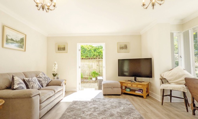 Southbourne Cabaña | Pears Grove - Southbourne - a family house that sleeps 6 guests in 3 bedrooms