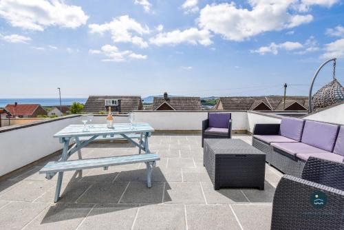 Weymouth Casa | Pebble House - Sea views parking family friendly