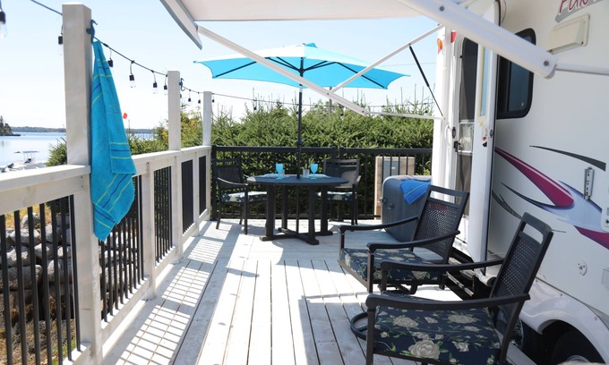 Mahone Bay Casa | Pebble Oceanside RV Retreat – Waterfront Hot Tub & Deck