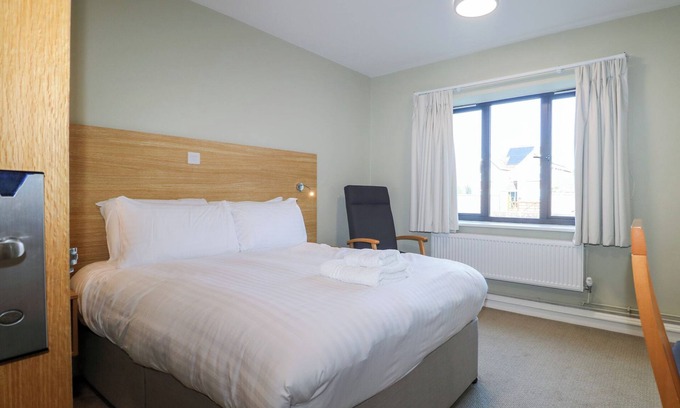 Littlehampton Cabaña | PEBBLE PATH AT MARINE COURT, family friendly in Littlehampton