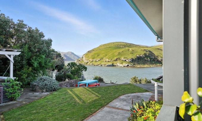 Birdlings Flat Casa | Pebble Shore Haven - Little River Holiday Home