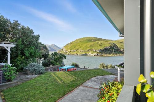 Birdlings Flat Casa | Pebble Shore Haven - Little River Holiday Home