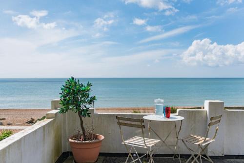 Folkestone Casa | Pebbles by Bloom Stays