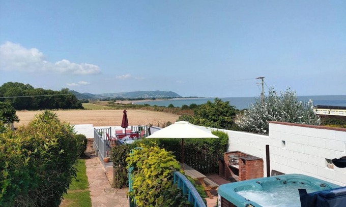 Blue Anchor Apartamento | Pebbles Reach, 2 Bed Sea view apartment & hot tub