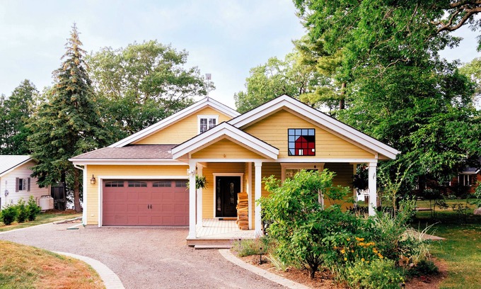 Cressy Casa | Lake House in PEC with Hot Tub!