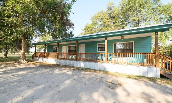 Lake Village Apartamento | Lake views in family sized cabin for up to 9!