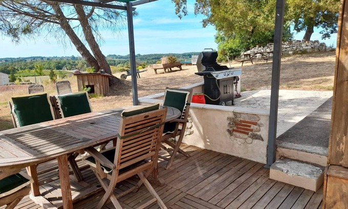 Ribagnac Casa | Pech Chabrol: Family Cottage with Pool and Vineyard View