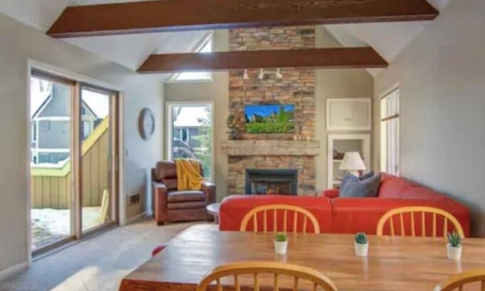 Clymer Condominio | Peek & Peak slope side Chalet, close to golf too!