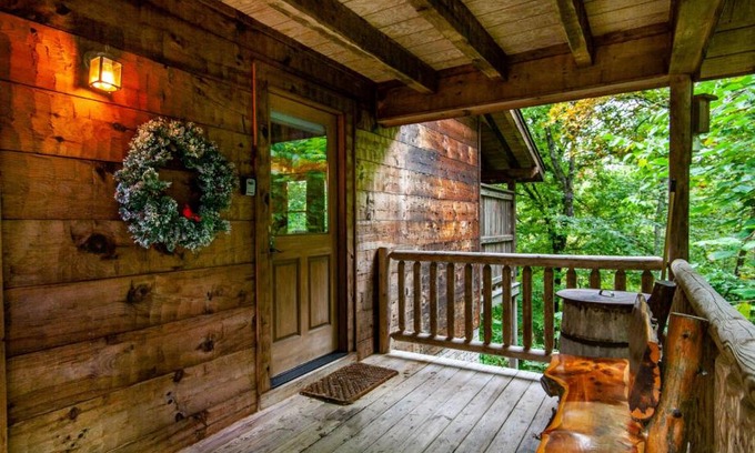 Pigeon Forge Casa | Peekaboo with Hot Tub, Pool Table, and Jacuzzi