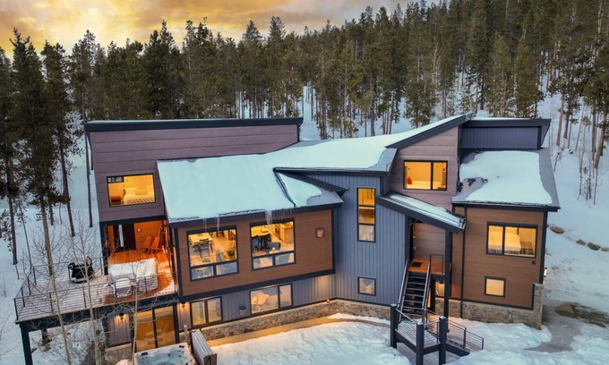 Baldy Mountain Casa | Peerless Retreat: Newly Remodeled, Views, Hot Tub, Pool Table, Shuttle