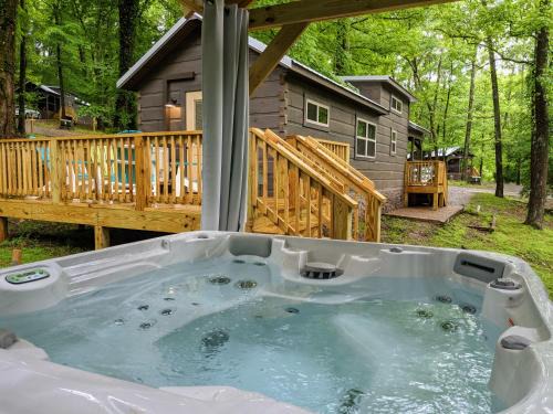 Lookout Valley Neighborhood Association Casa | Peggers Cabin Luxury Rustic Tiny Cabin Spa