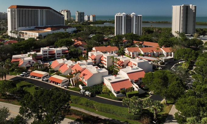 Pelican Bay Condominio | Pelican Bay 2-bedroom condo available from March.