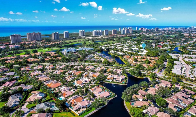 Pelican Bay Condominio | Pelican Bay 3-bedroom condo available for 2024 Season!!