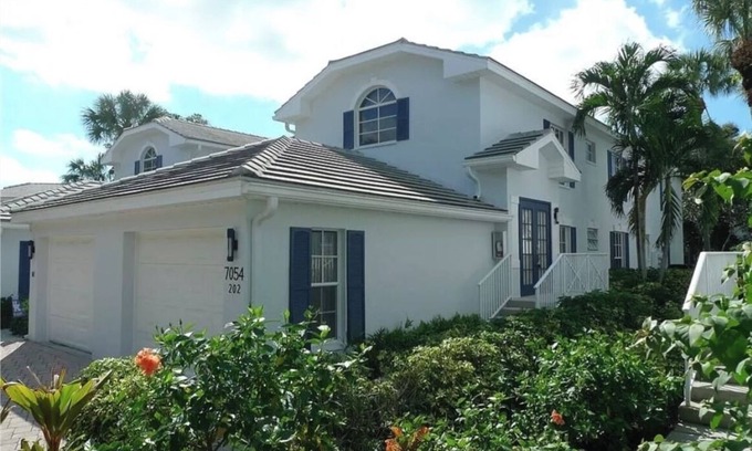 Pelican Bay Condominio | Pelican Bay 3-bedroom condo in lovely Naples with AC, WiFi pool beach amenities