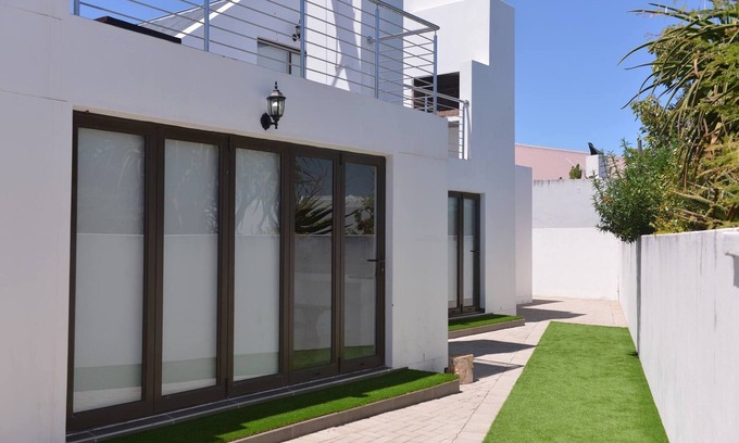 Langebaan Casa | Pelican Cove es una moderna casa de vacaciones de 4 dormitorios en Langebaan con vistas al mar.