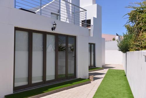 Langebaan Casa | Pelican Cove is a Modern 4-Bedroom Holiday Home in Langebaan with some Sea Views