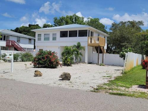 Bonita Springs Apartamento | Pelican Fresh Entire Unit Kit Washer Dryer Upstairs 3Mi to Beach