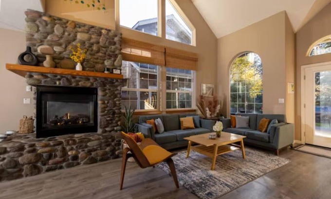 Manzanita Casa | Pelican Haus Sleeps 10, steps from the Ocean! Cozy, Fun, & Close to Everything!
