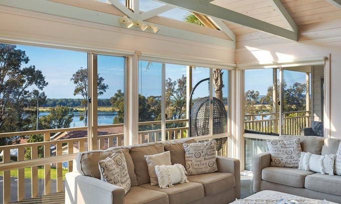 Merimbula Cabina | Pelican Lake House - 4 bedroom pet friendly