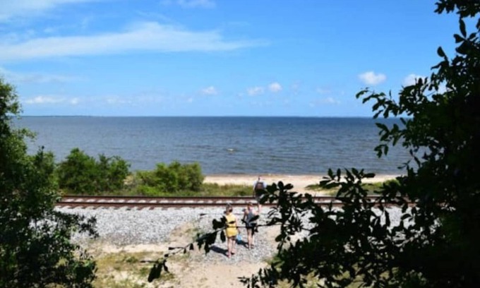 Northeast Pensacola Apartamento | Pelican Nest-Charming Suite/Pool/Jacuzzi Tub/Private Balcony!