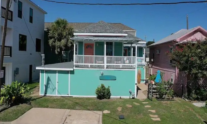 San Jacinto Cabaña | Pelican Paradise! Cozy cottage - walk to the beach, 12 P.M. Check-Out!