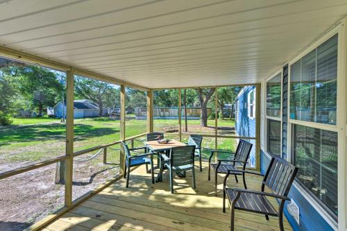 Harkers Island Casa | Pelican Place Coastal Cottage Walk to Back Sound