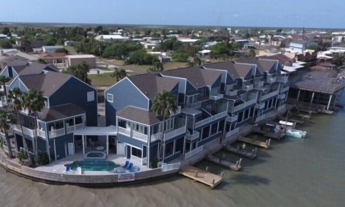Port Mansfield Condominio | Pelican Point #6 -Great Complex! Great Views! Cool off in the swimming Pool!