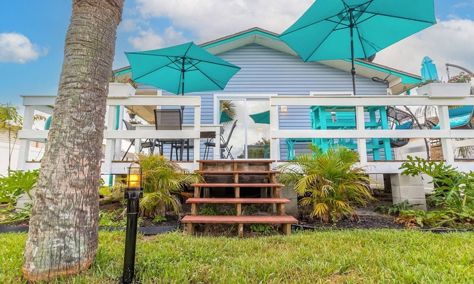 South Waterfront Park Casa | Pelican's Canal House- Bring your Boat and Dog!