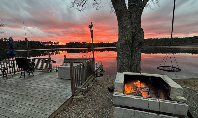 Middleborough Casa | Pelicans Bog on Woods Pond in Middleboro minutes from MBTA to Boston.
