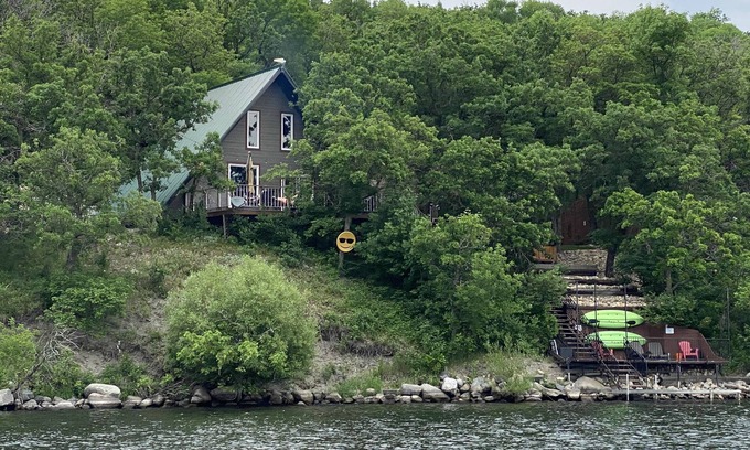 Belmont Cabina | PELICANS NEST Family or couples get away with hot tub on the water
