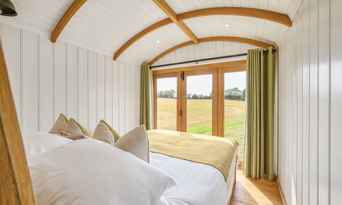 Rye Cabina | Pelsham View - sleeps 2 guests in 1 bedroom