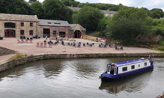 Burnley Casa | Pemberton - Suite in Canalside Guesthouse