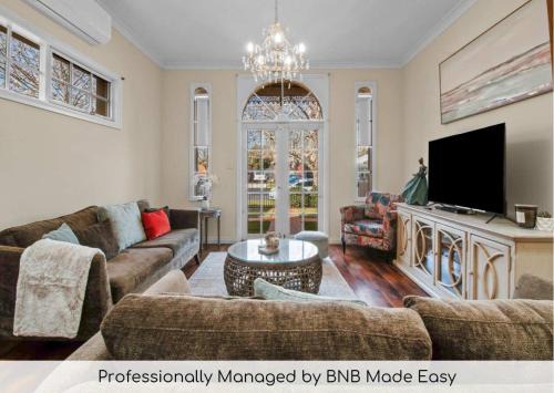 Wagga Wagga Casa | Pembroke - CBD, Elegant & Character Filled Stay