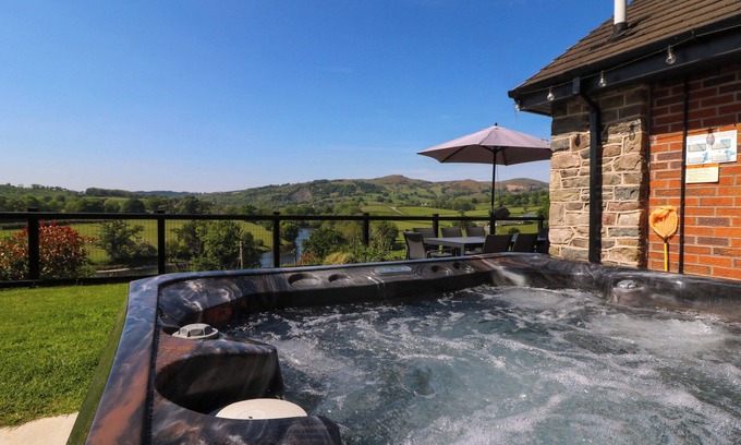 Builth Wells Cabaña | PEN Y BANC, pet friendly, with hot tub in Builth Wells