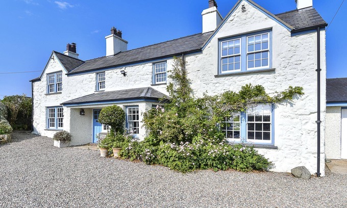 Abersoch Cabaña | Pen y Bryn - a cottage that sleeps 10 guests in 5 bedrooms