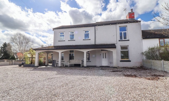 Blackburn Cabaña | PENDLE VIEW APARTMENTS, family friendly in Langho, Lancashire