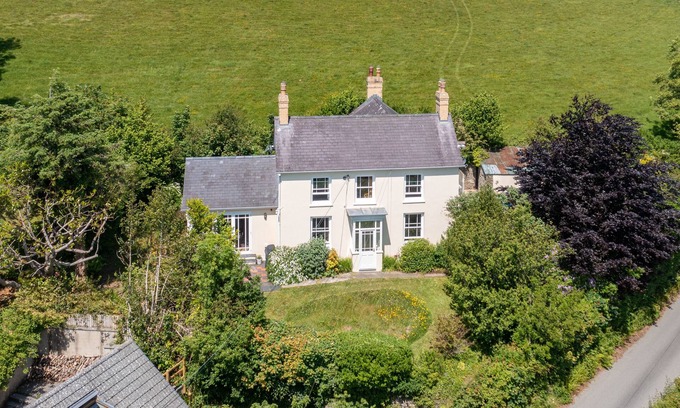 Llandyssiliogogo Cabaña | PENDRE FARMHOUSE, family friendly, with open fire in New Quay