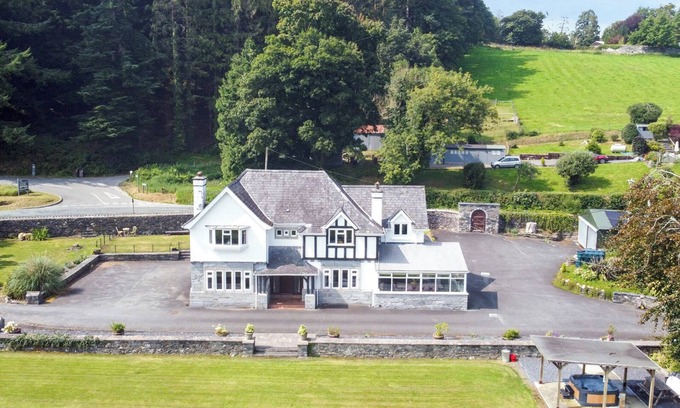 Llanrwst Cabaña | PENGWERN, pet friendly, with hot tub in Llanrwst
