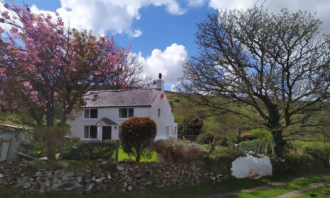 Newport Cabaña | PENLLAIN, pet friendly, with open fire in Newport, Pembrokeshire