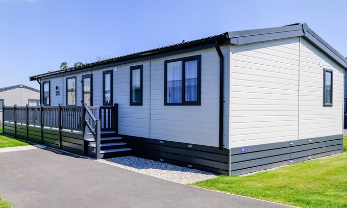 Fowey Cabina | PENMARLAM LODGE RETREAT 10, pet friendly, with a garden in Bodinnick
