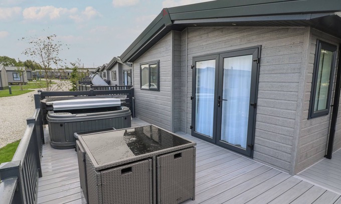 Fowey Cabina | PENMARLAM LODGE RETREAT 14, pet friendly, with hot tub in Bodinnick