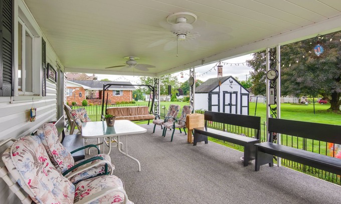 Parker Casa | ¡NUEVO! Acogedora Parker House w / Deck & Spacious Yard!